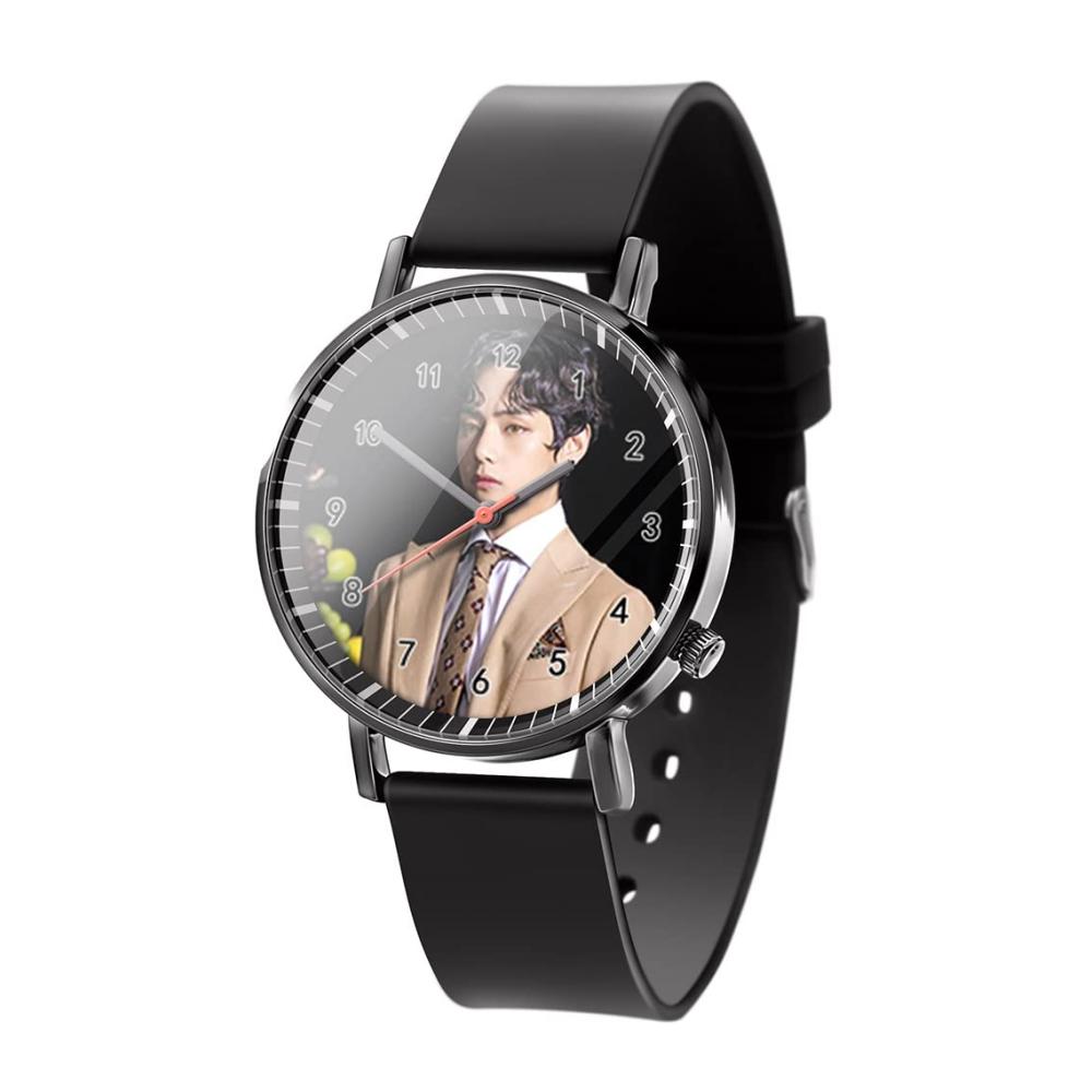 BTS Armbanduhren - Verstellbare Quarzuhren mit Poster Pattern Jin Jimin Jung Kook J-Hope Rap-Monster V K-Pop Boys Group Digital Analog Round Watch (Farbe A