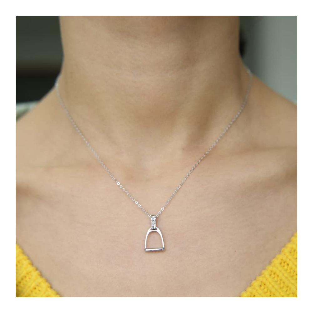 925 Silber Steigbügel Pferd Anhänger Halskette – Elegante Reiterhalskette aus Silber und Eisen