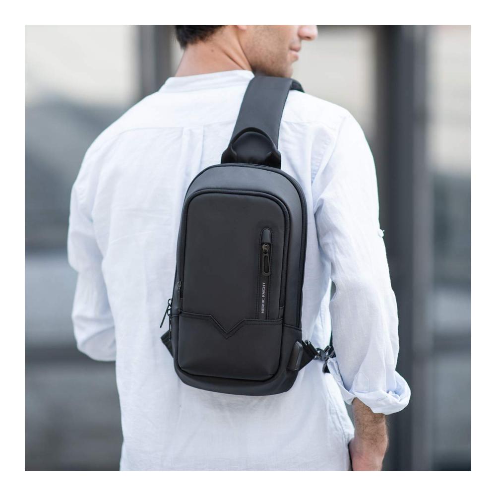 HEROIC KNIGHT Herren Schultertasche - Wasserdichte Brusttasche mit USB-Ladenanschluss für Reise Freizeit und Business in Schwarz