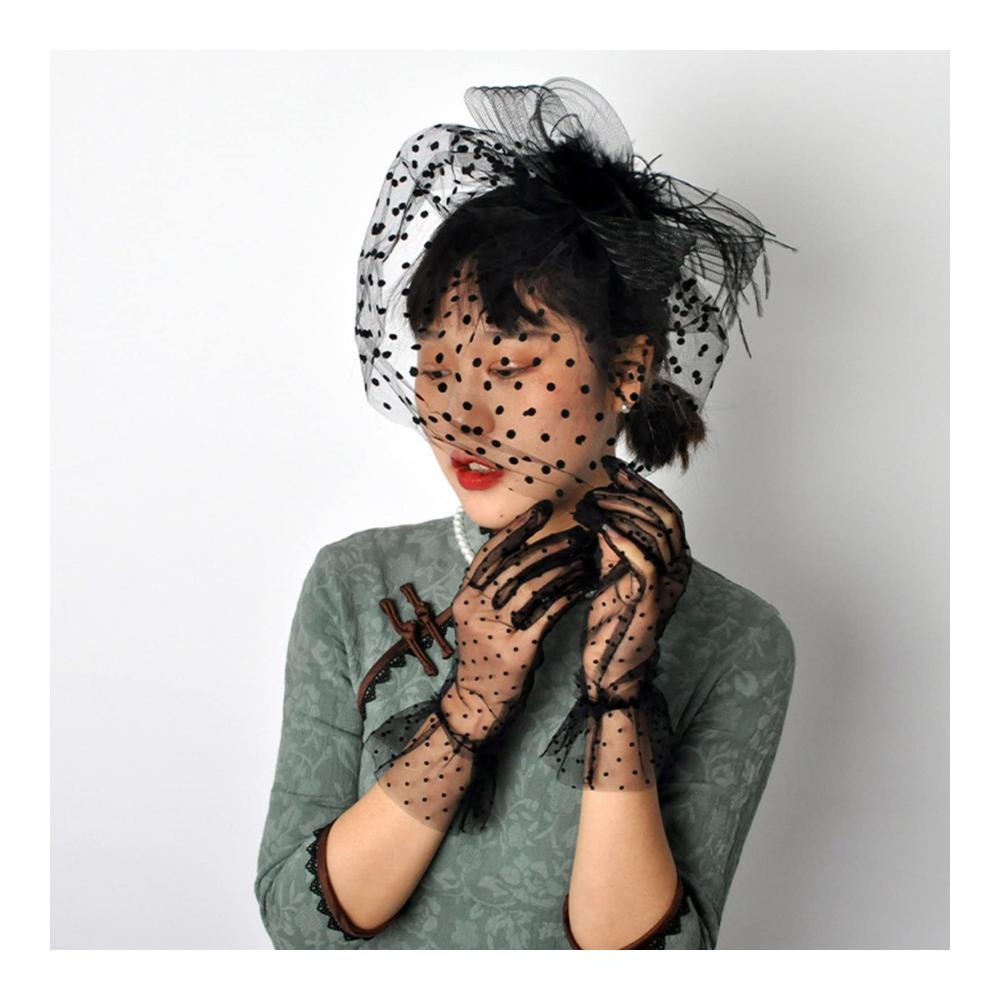 Faszinierende Damen Kopftücher im 2/4er Set – Federn Netzbänder und stilvolle Fedoras für Cocktail Tea Party & mehr. Inklusive eleganter Netzhandschuhe in voller Länge für Damen in Schwarz Weiß und Rot