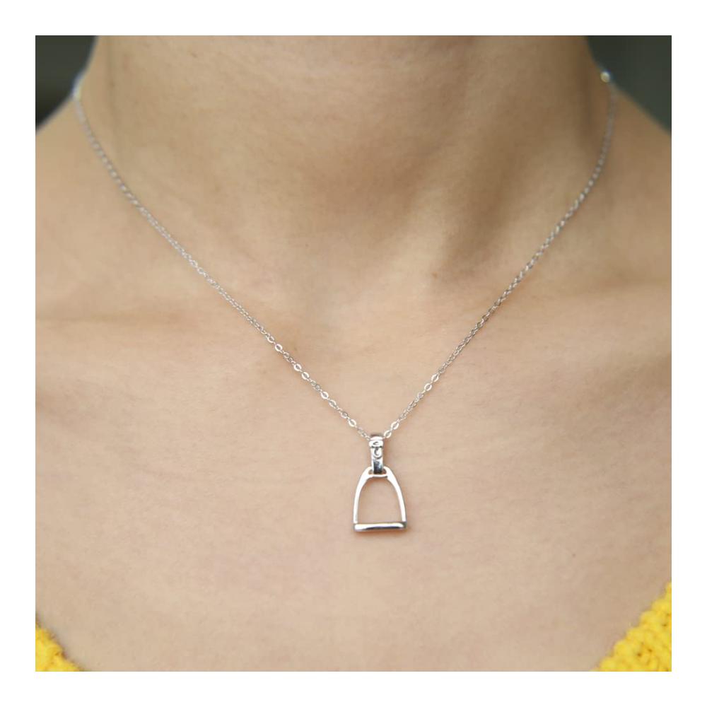 925 Silber Steigbügel Pferd Anhänger Halskette – Elegante Reiterhalskette aus Silber und Eisen